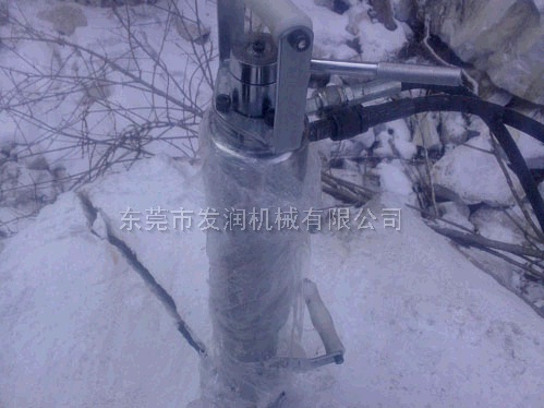 巖石開裂現(xiàn)場(chǎng)