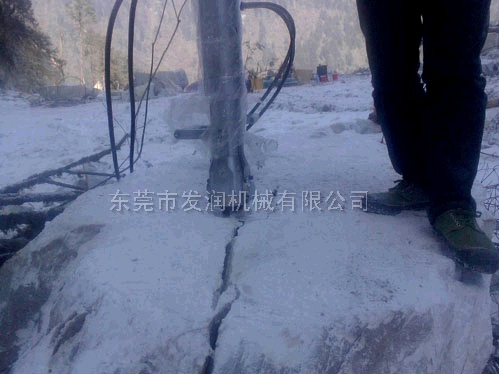 巖石開裂現(xiàn)場(chǎng)